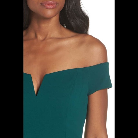 Vince camuto notched off Shoulder trumpet gown - Picture 4 of 5